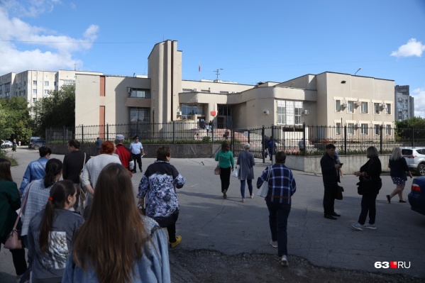 На улицу вывели около 50 человек На улицу вывели около 50 человек