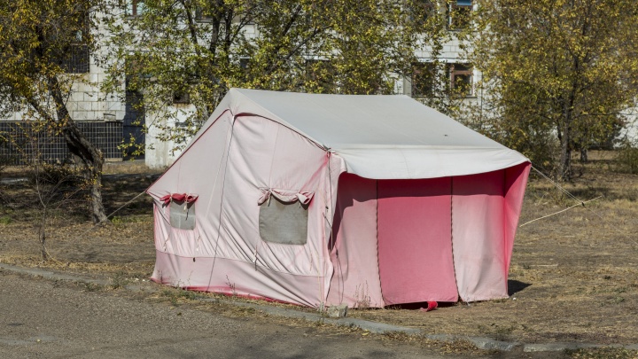«Будут ждать в них КТ»: в Волгограде и области вновь разворачивают палатки у инфекционных госпиталей