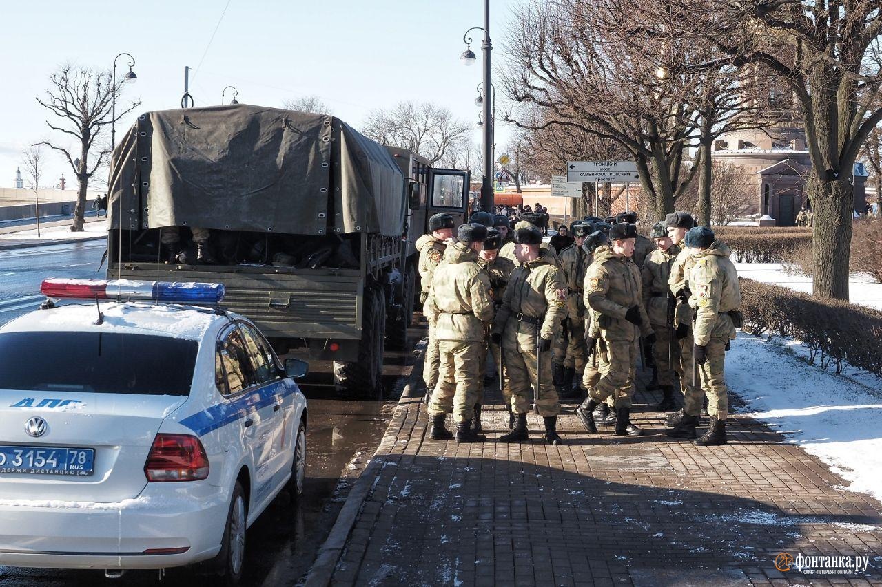 В районе Троицкой площади корреспондент «Фонтанки» видит поставленные рамки, снегоуборочную технику и заборы. <br>