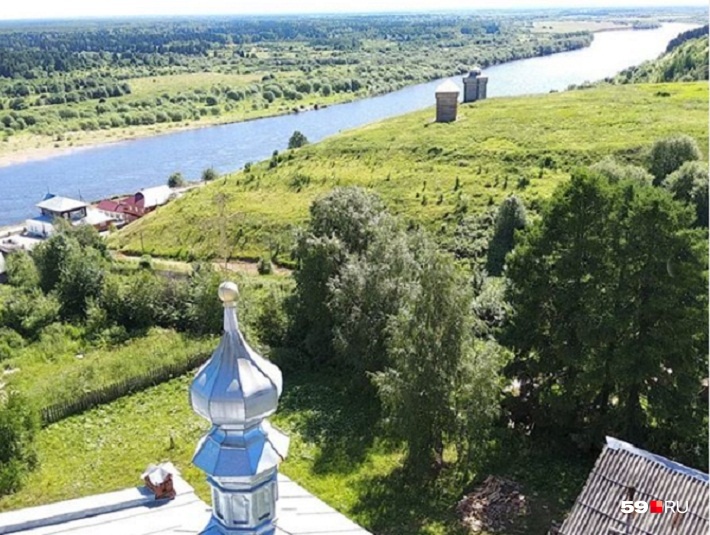 Кремль был на холме, где видны две реконструированные башни. Вид с колокольни Воскресенского собора