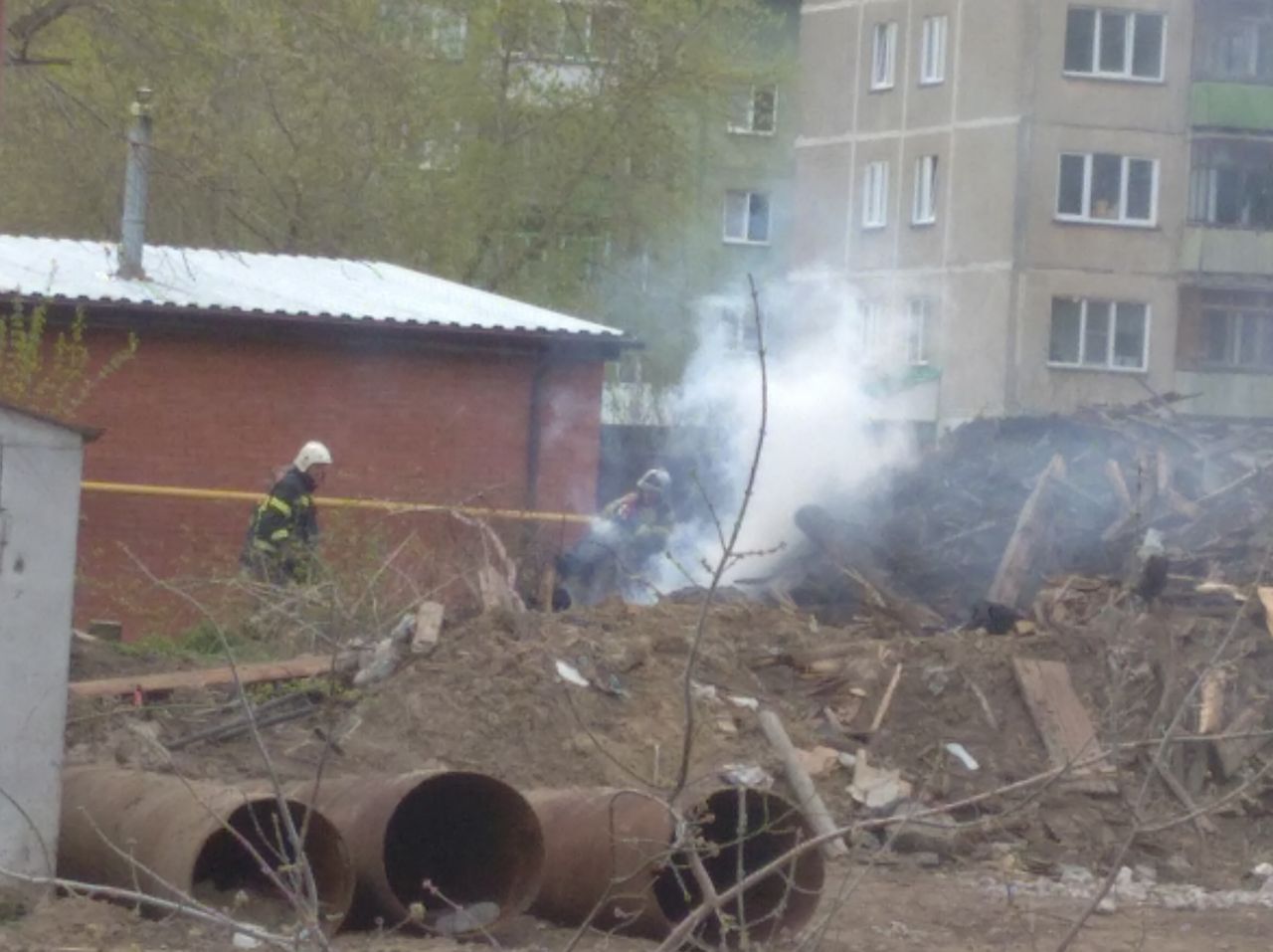 Пожарные занимаются тушением Пожарные занимаются тушением 