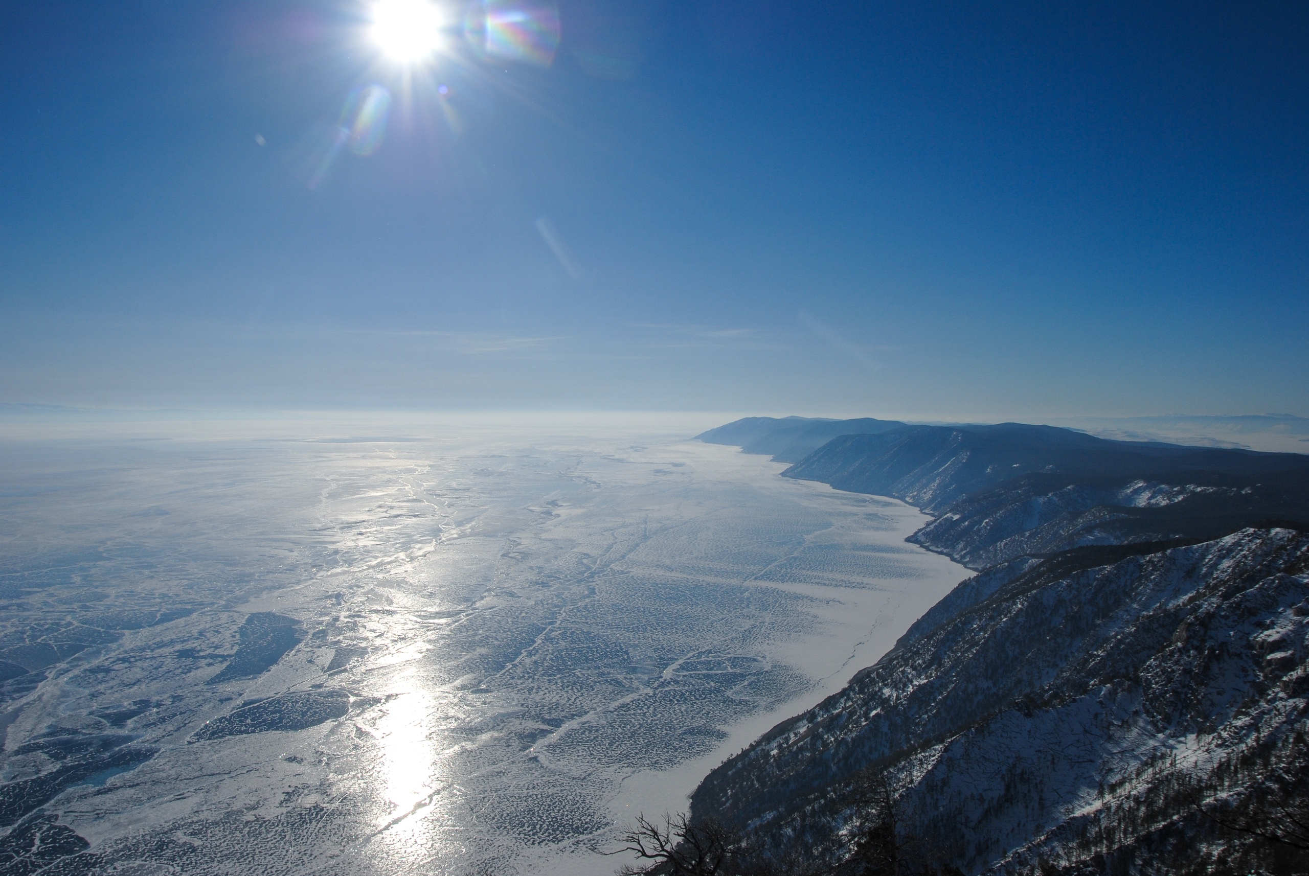 С вершины горы Жима зимой можно увидеть лед Байкала