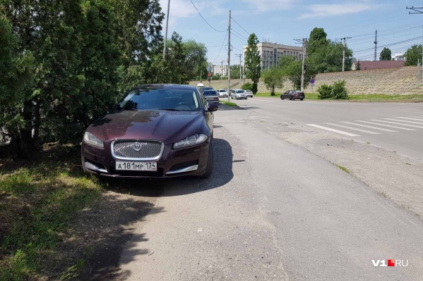 «Кошка» спряталась в тенечке на тротуаре «Кошка» спряталась в тенечке на тротуаре