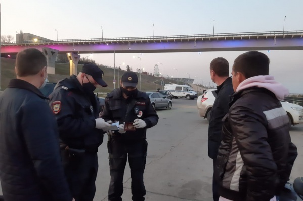 Несмотря на режим самоизоляции, волгоградцы массово собираются под мостом через Волгу Несмотря на режим самоизоляции, волгоградцы массово собираются под мостом через Волгу