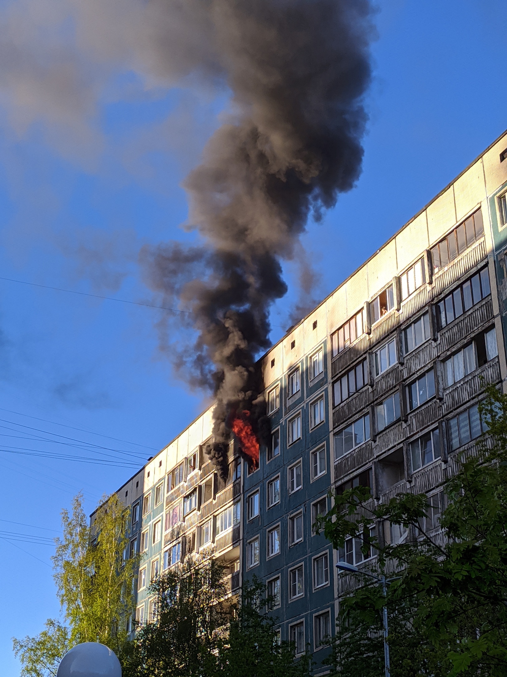 Ужас какой». На Северном проспекте чёрный дым вырывается из окон  многоэтажки | Регионы | Селдон Новости