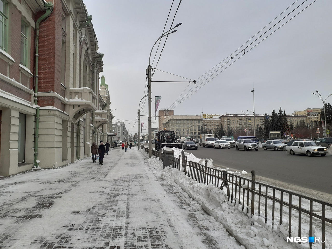 Снегоуборочная техника продолжала работать на этом участке дороги еще днем, 29 декабря, около 15 часов Снегоуборочная техника продолжала работать на этом участке дороги еще днем, 29 декабря, около 15 часов