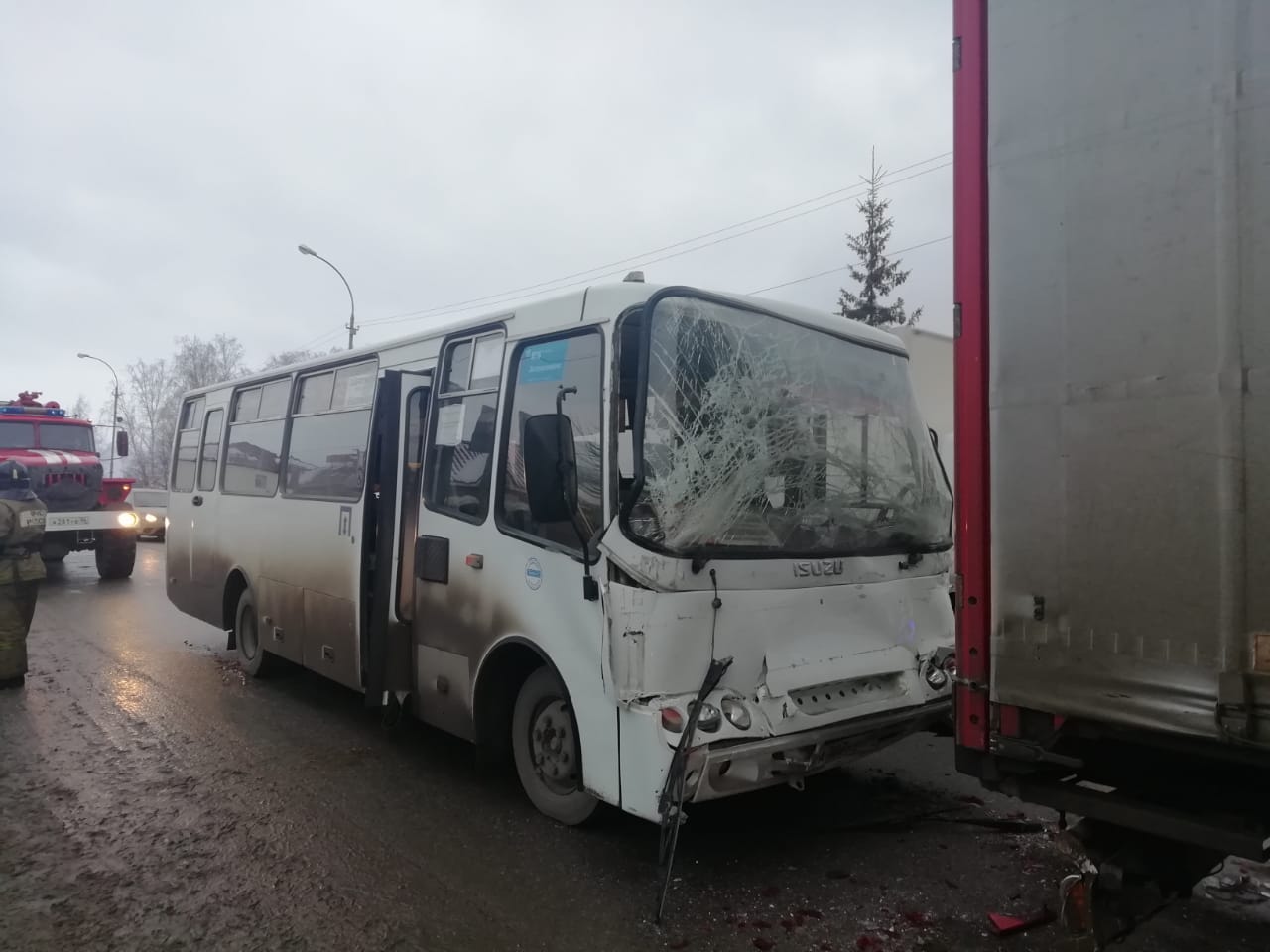 Под Екатеринбургом пассажирский автобус въехал в грузовик, есть пострадавшие