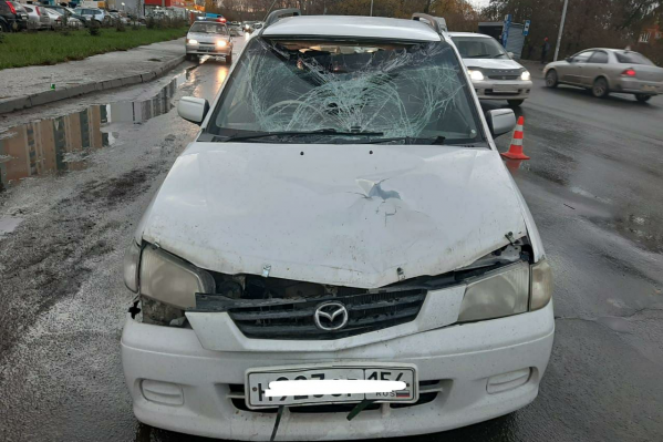 «Мазда» получила серьёзные повреждения бампера, капота, решётки радиатора и лобового стекла «Мазда» получила серьёзные повреждения бампера, капота, решётки радиатора и лобового стекла
