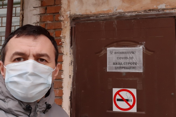 Артем Новиков после выписки из краевой инфекционной больницы, где провел две недели