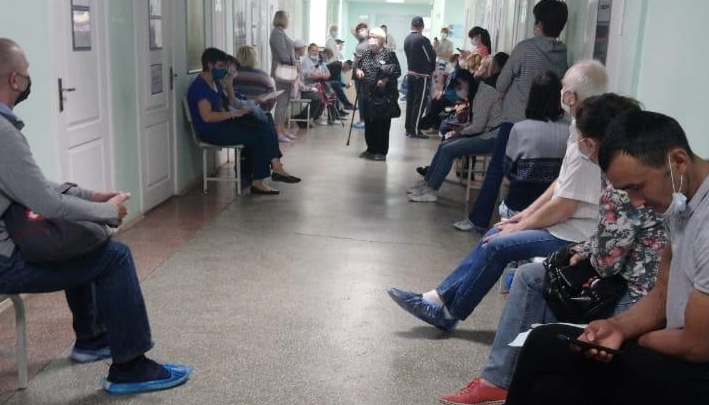 Наберитесь терпения и наденьте маски: в поликлиниках Екатеринбурга выстроились гигантские очереди