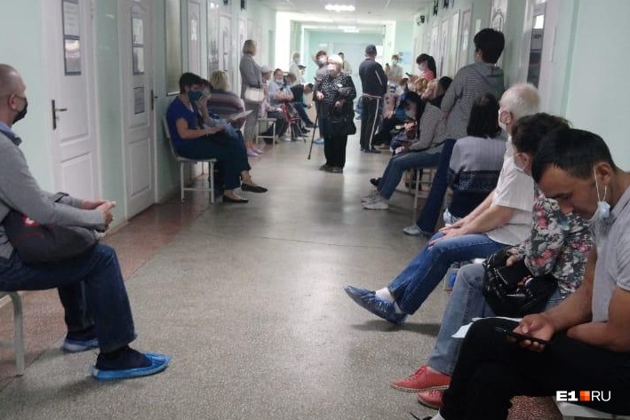 В поликлиниках Екатеринбурга образовались большие очереди