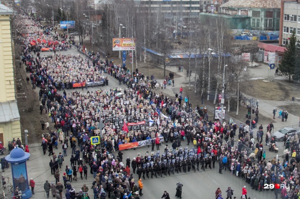 В прошлые годы «Бессмертный полк» собирал на Троицком проспекте <a href="https://29.ru/text/gorod/66083569/" target="_blank" class="_">несколько десятков тысяч участников</a>. В 2020 году он пройдёт онлайн В прошлые годы «Бессмертный полк» собирал на Троицком проспекте <a href="https://29.ru/text/gorod/66083569/" target="_blank" class="_">несколько десятков тысяч участников</a>. В 2020 году он пройдёт онлайн