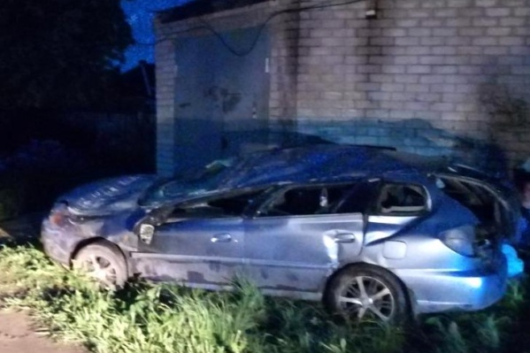 Машина врезалась в гараж Машина врезалась в гараж