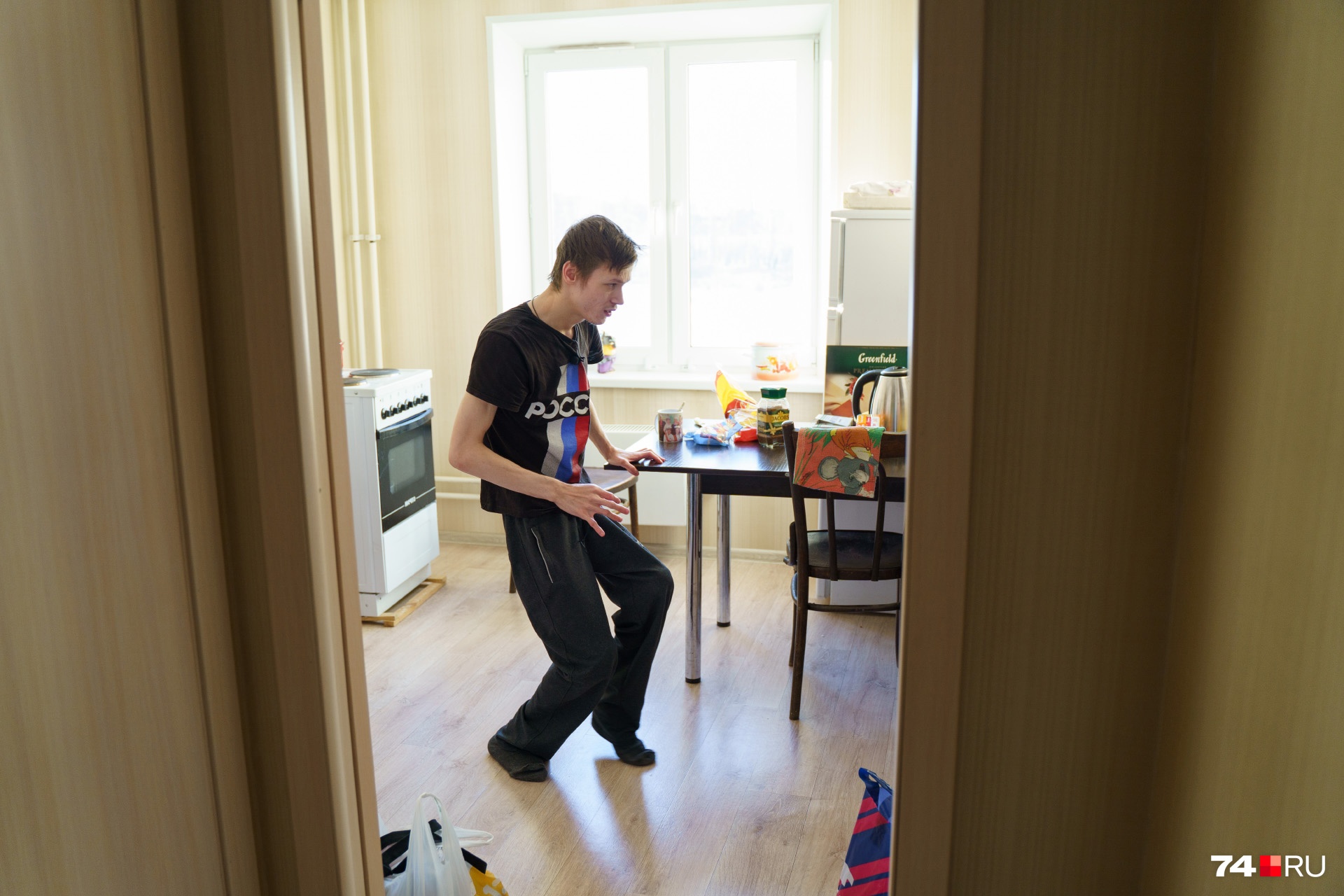 Олег с трудом передвигается по квартире, но всю работу по дому выполняет сам: моет посуду, убирается, готовит что-то несложное — почистить картошку уже непосильная задача