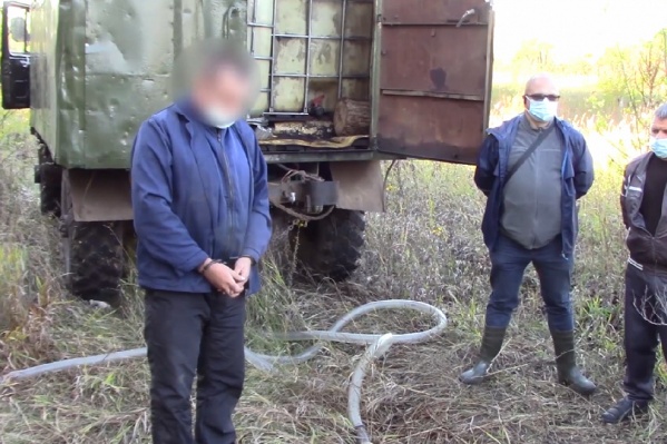 В машине находились пять пластиковых емкостей по тысяче литров каждая В машине находились пять пластиковых емкостей по тысяче литров каждая