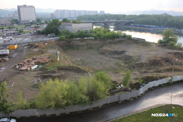 Котлован рядом с Предмостной вырыли ещё четыре года назад — здесь должен был вырасти торговый комплекс Котлован рядом с Предмостной вырыли ещё четыре года назад — здесь должен был вырасти торговый комплекс