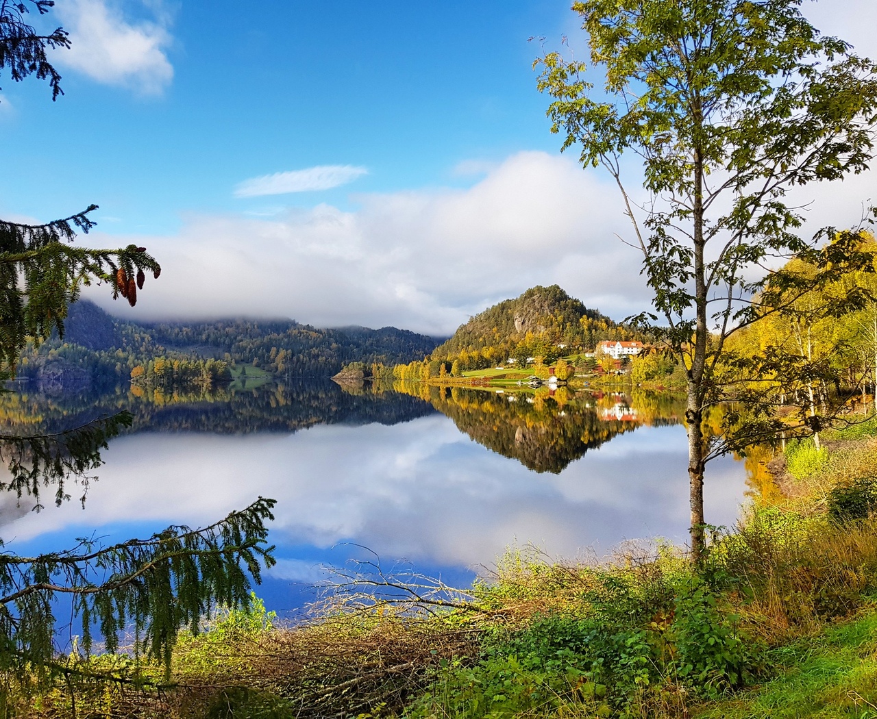 В Норвегии много озер и рек