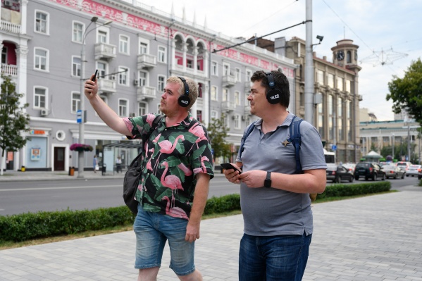 Вместе идти за голосами в наушниках — веселее Вместе идти за голосами в наушниках — веселее