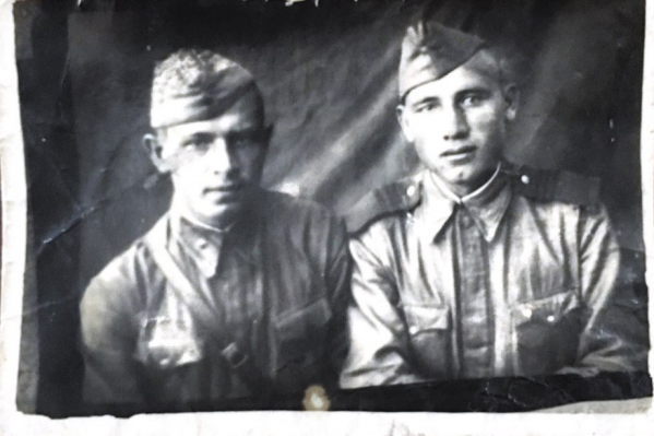 Фотографировались солдаты между делом на станции Чапаевск Фотографировались солдаты между делом на станции Чапаевск