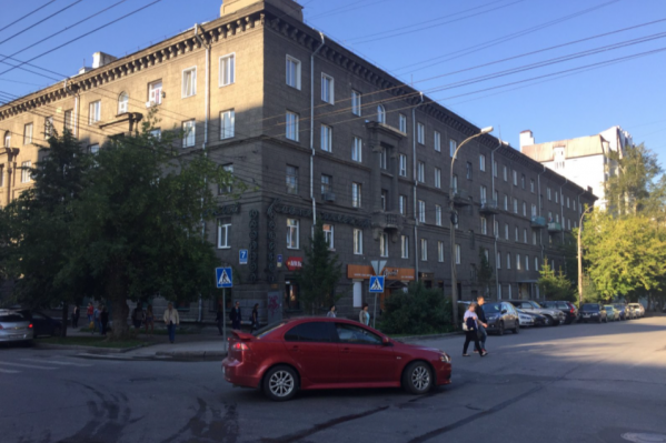 Жителей дома вывели из здания, у студентов отменили занятия Жителей дома вывели из здания, у студентов отменили занятия