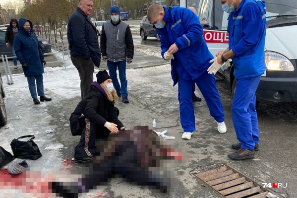 Свидетели случившегося пытались помочь женщине, вызвали скорую, но все усилия оказались тщетными Свидетели случившегося пытались помочь женщине, вызвали скорую, но все усилия оказались тщетными