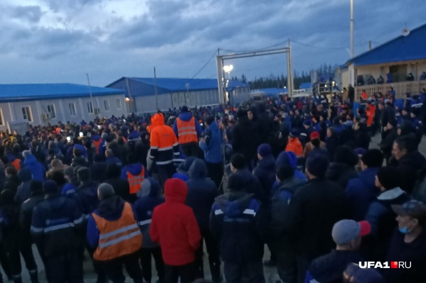 На митинг вышли сотни протестующих На митинг вышли сотни протестующих