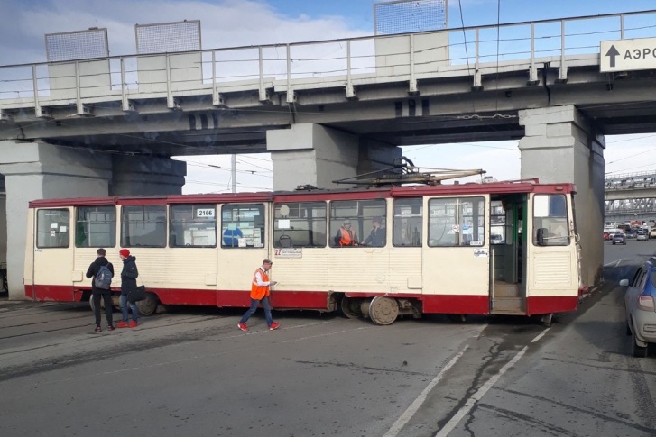 Вагон частично перегородил дорогу, машины вынуждены сейчас проезжать только по одной полосе Вагон частично перегородил дорогу, машины вынуждены сейчас проезжать только по одной полосе