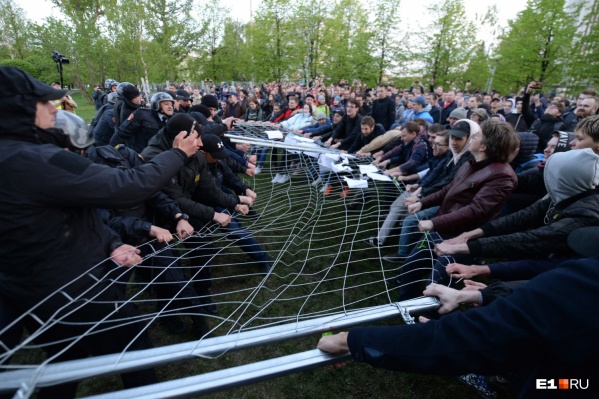 В мае 2019 года у Театра драмы поставили забор, который продержался всего неделю В мае 2019 года у Театра драмы поставили забор, который продержался всего неделю