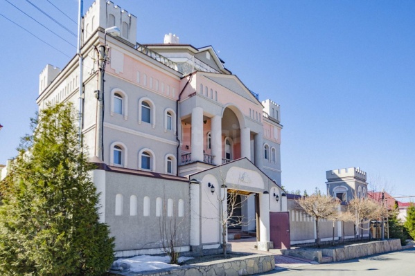В коттедже 20 комнат, а также бассейн и сауна В коттедже 20 комнат, а также бассейн и сауна