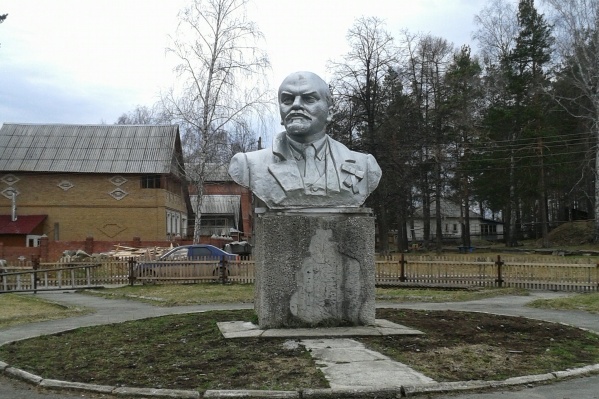 Этот солидный бюст Владимира Ильича установлен в селе Кедровом Этот солидный бюст Владимира Ильича установлен в селе Кедровом