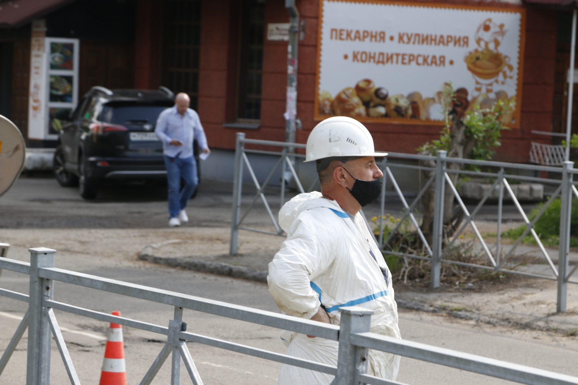 отдел закрывается. федор конюхов в вельске. архангельск хрущевки. закрывают ли архангельск. охранники в школы донбасса фото.