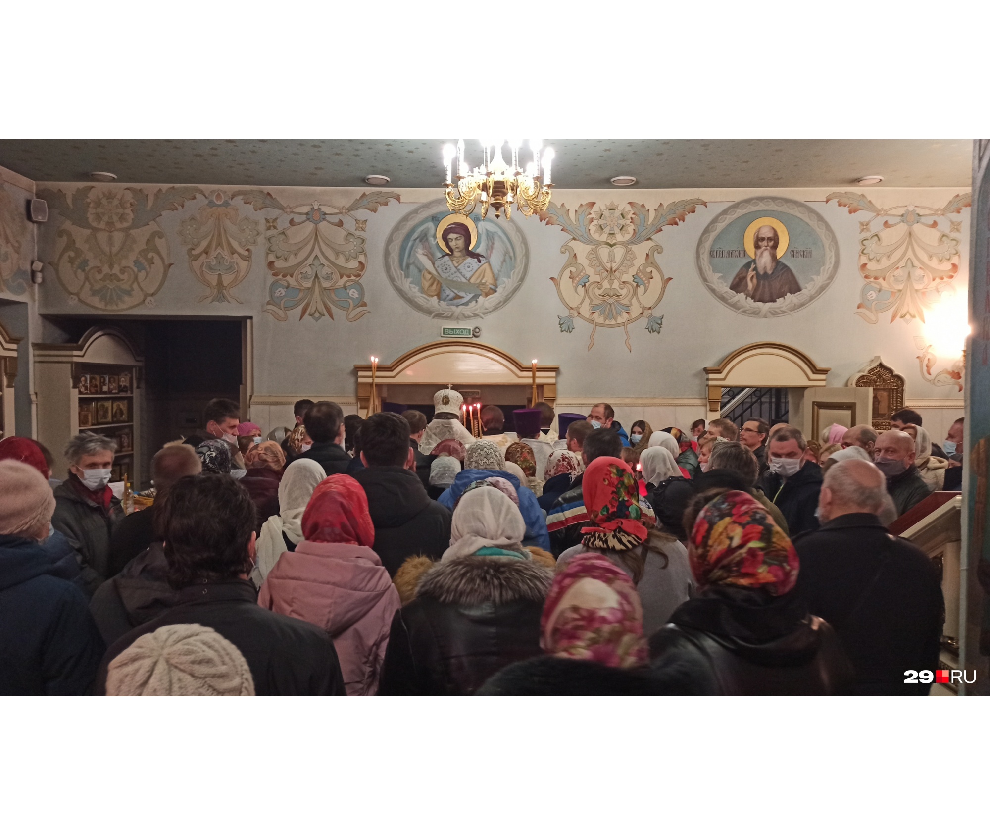 Ночью на литургию в Ильинский собор пришло порядка 80 человек Ночью на литургию в Ильинский собор пришло порядка 80 человек