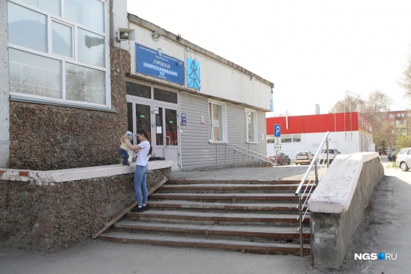 В начале августа губернатор провёл выездное совещание по поводу строительства нового здания поликлиники № 22 — оно будет четырехэтажным и появится на улице Виктора Уса В начале августа губернатор провёл выездное совещание по поводу строительства нового здания поликлиники № 22 — оно будет четырехэтажным и появится на улице Виктора Уса