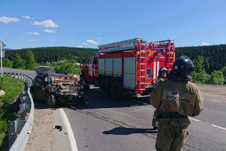 Легковое авто сильно пострадало Легковое авто сильно пострадало