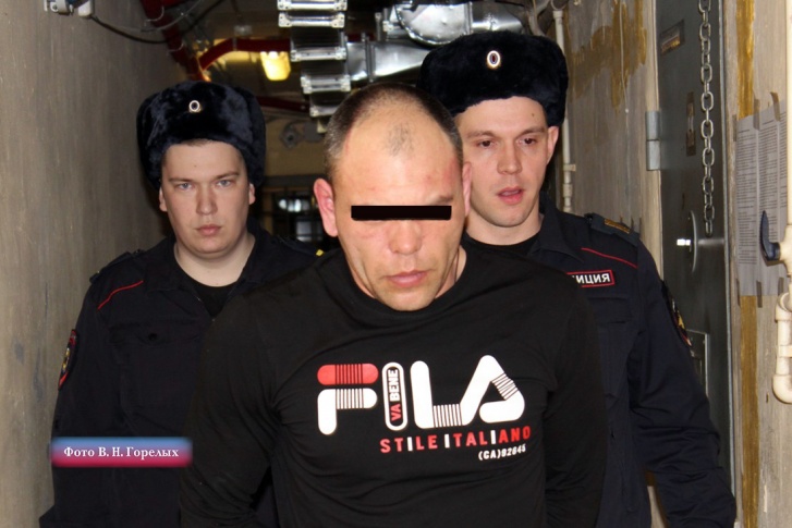 Мужчина засветился на записи с камеры видеонаблюдения, установленной в маршрутке, на которой он доехал до поселка Малышева Мужчина засветился на записи с камеры видеонаблюдения, установленной в маршрутке, на которой он доехал до поселка Малышева