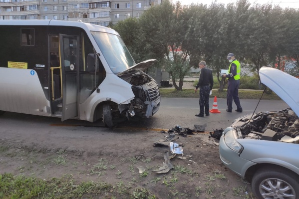 Пассажиров в маршрутке в момент аварии не было Пассажиров в маршрутке в момент аварии не было