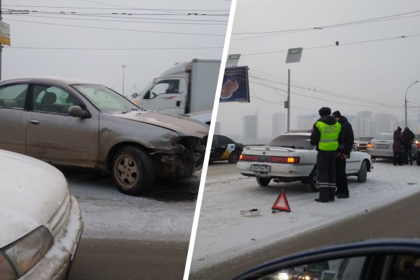 Водители стоят в пробке в сторону правого берега Водители стоят в пробке в сторону правого берега