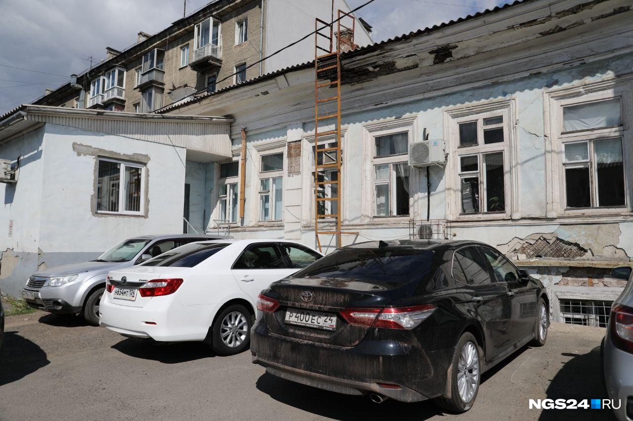 «Трещины фактически раскололи здание»: в Красноярске разрушается ...
