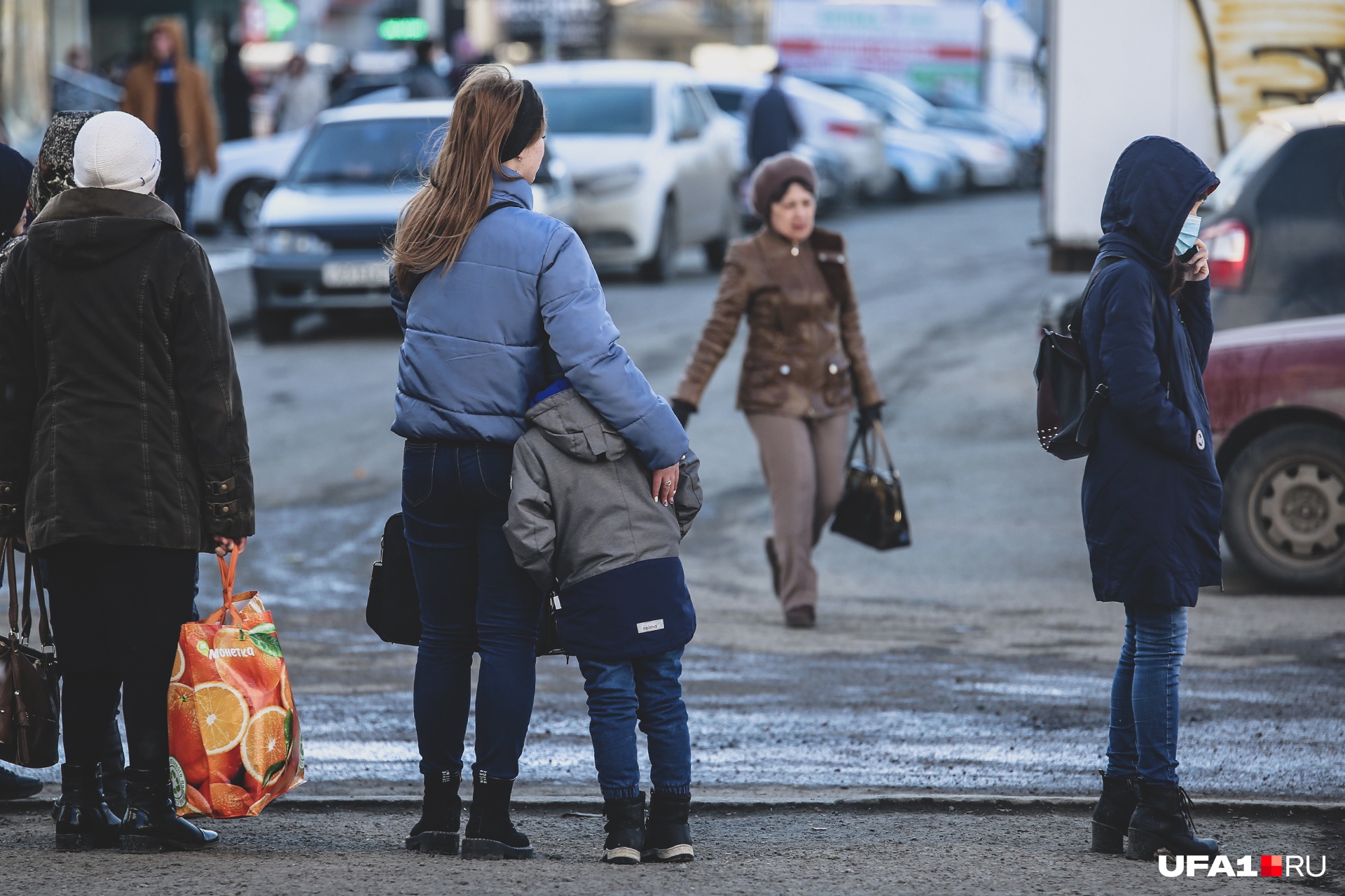 Выходить на улицу можно только в экстренных случаях и тем, кто идет на работу Выходить на улицу можно только в экстренных случаях и тем, кто идет на работу