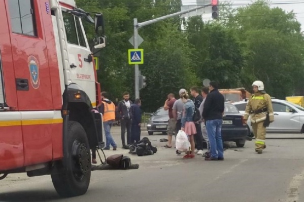 Мотоциклист и его пассажирка получили серьезные травмы Мотоциклист и его пассажирка получили серьезные травмы