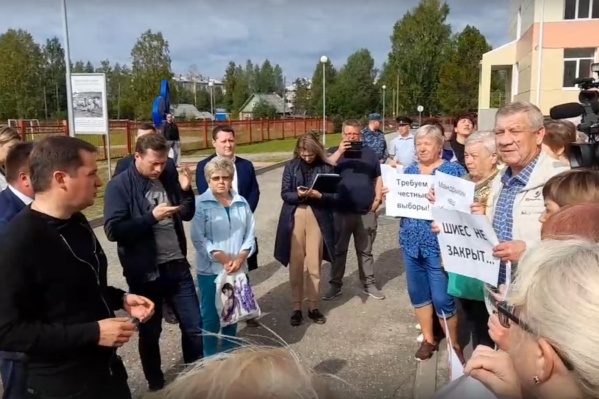 Александра Цыбульского встретили в Урдоме с плакатами «Шиес не закрыт», «Требуем честные выборы»<br> Александра Цыбульского встретили в Урдоме с плакатами «Шиес не закрыт», «Требуем честные выборы»<br>