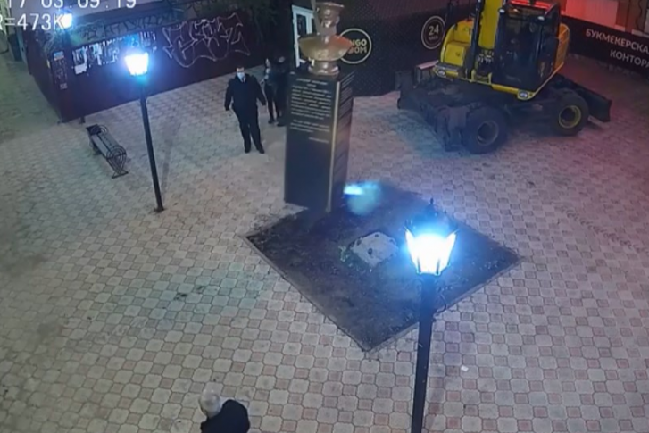 Снести скульптуру власти смогли только со второй попытки Снести скульптуру власти смогли только со второй попытки