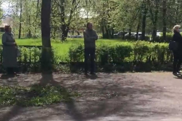 Люди стояли на улице по полтора часа Люди стояли на улице по полтора часа