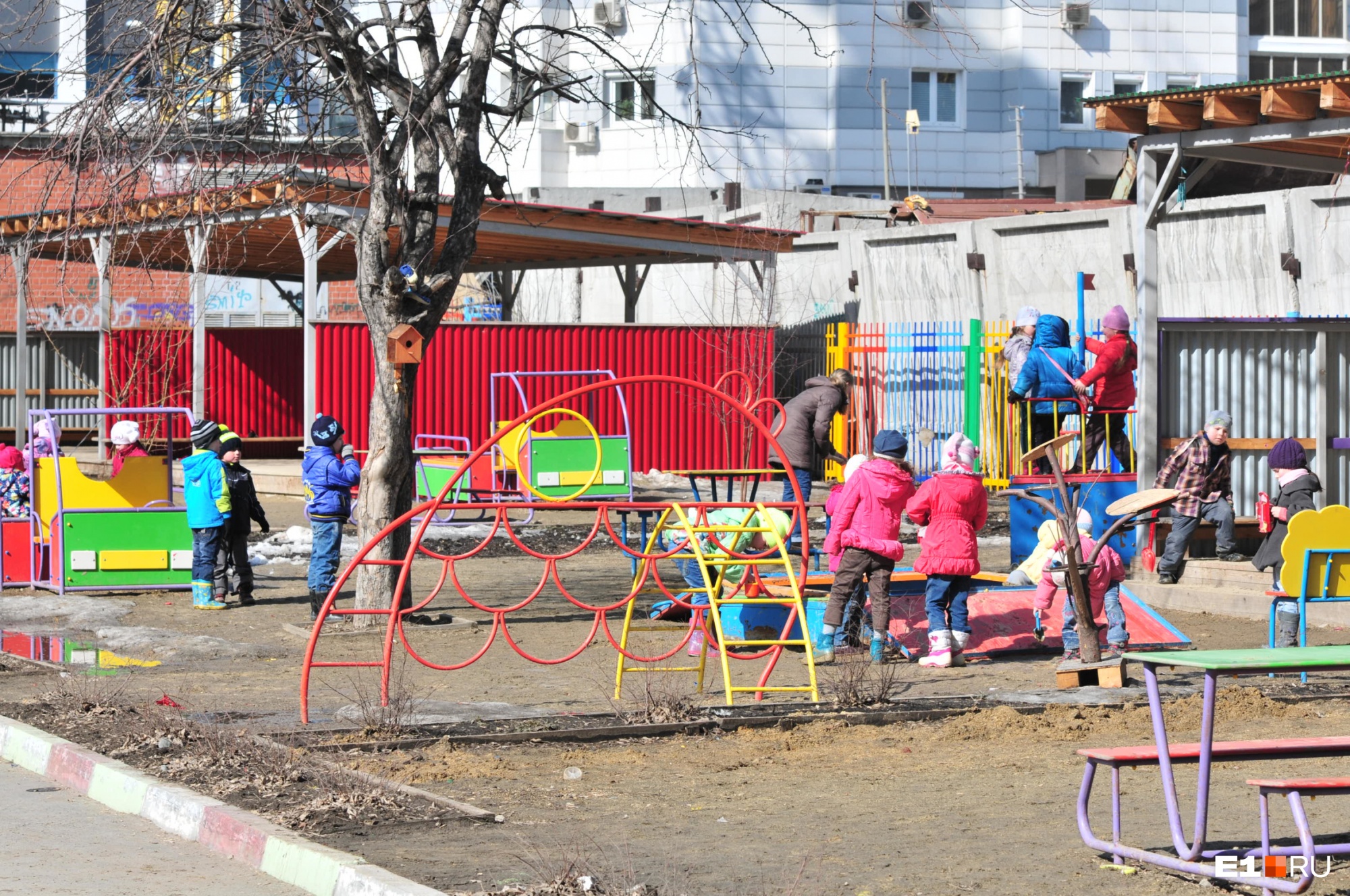 «Дети мерзнут, из окон дует!» В садиках Екатеринбурга внезапно остыли батареи