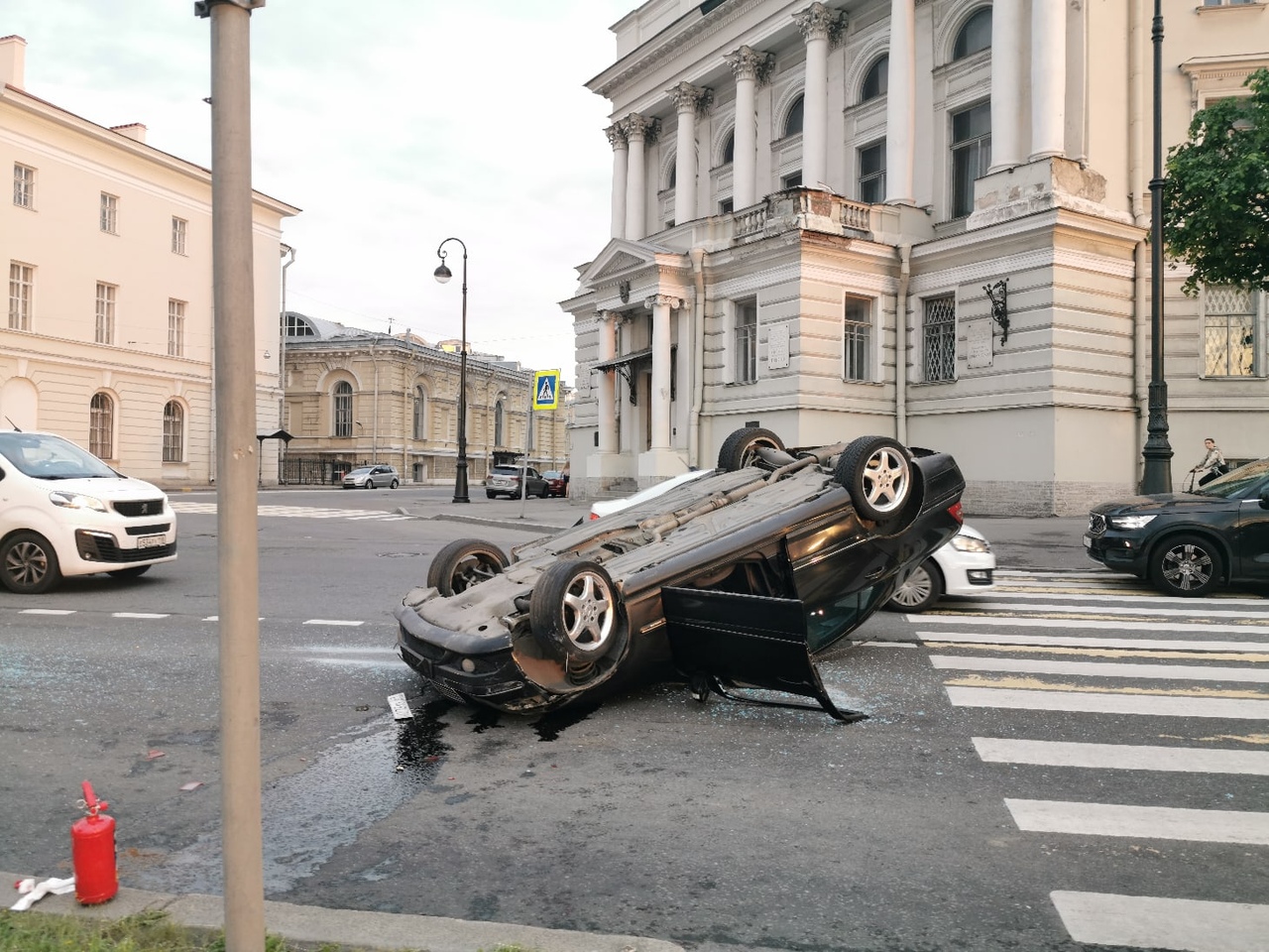 Столкновение с «Яндекс.Такси» закончилось перевёртышем. При всей «серьёзности» в госпиталь от Биржевого не мчались