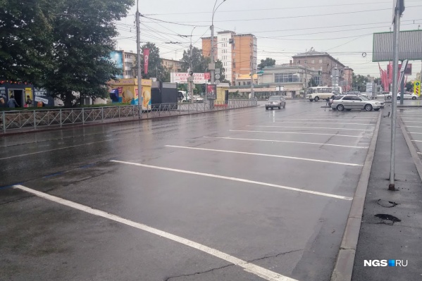 Сегодня днём парковка в районе станции метро «Красный проспект» была пустой Сегодня днём парковка в районе станции метро «Красный проспект» была пустой