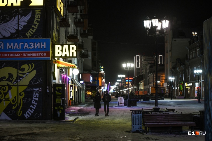 Накануне новогодних корпоративов ресторанам в Челябинске разрешили работать после 23 часов. Но в Екатеринбурге запреты снимать не планируют