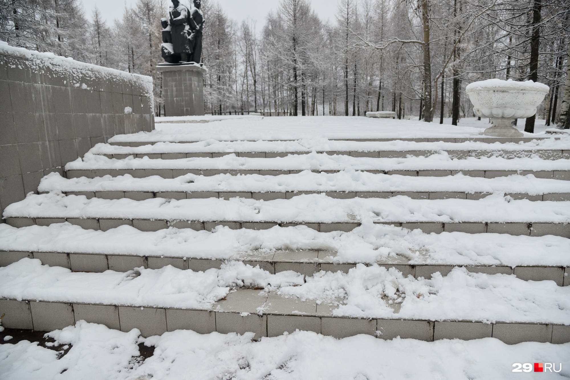 Ступени к памятнику опасны для жизни Ступени к памятнику опасны для жизни