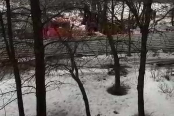 На этом заброшенном свободном участке власти с застройщиком и планируют построить высотки На этом заброшенном свободном участке власти с застройщиком и планируют построить высотки
