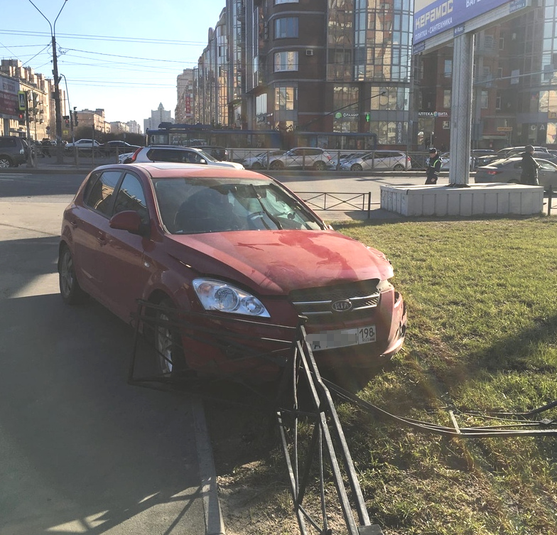 В ДТП на Варшавской пострадали трое, в том числе выпавший водитель. Видео показывает, как люди спаслись
